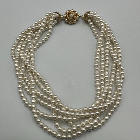 Elegant Pearl Necklace - Picture 6 of 13